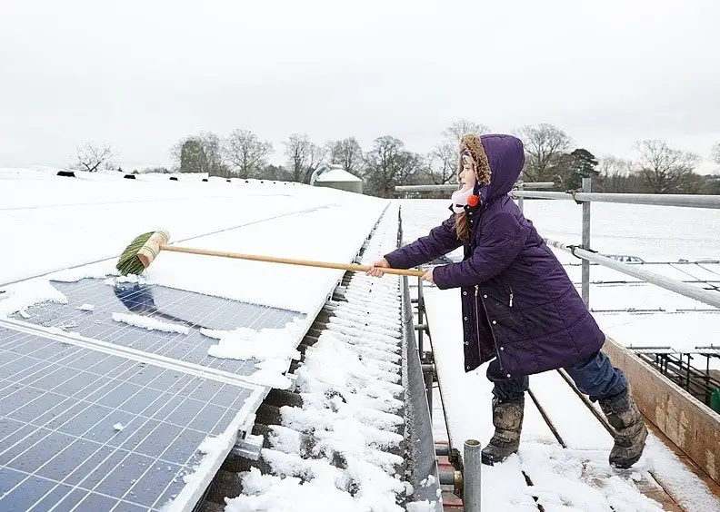 cleaning solar panel in snow